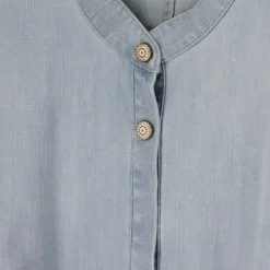 Abito in denim chiaro con cintura a fascia rimovibile