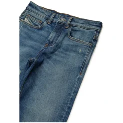 Niebieskie jeansy straight z przetarciami