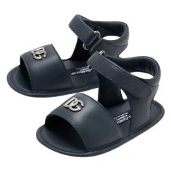 Sandaler i lammeskinn med 3D metallogo