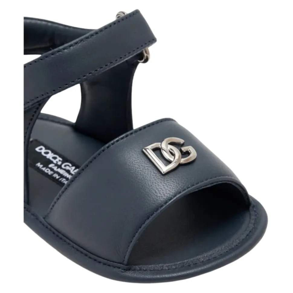 Sandaler i lammeskinn med 3D metallogo