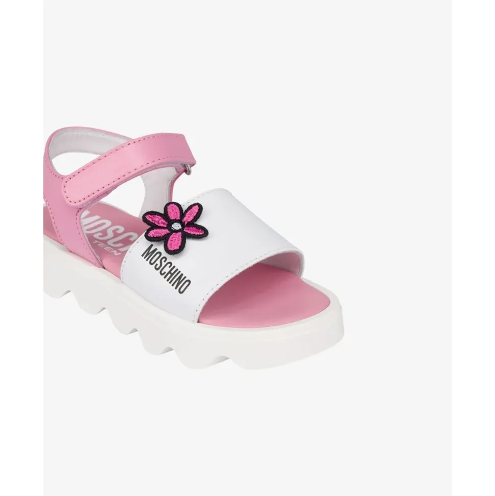 Sandaler med blomsterapplikasjon og plattform