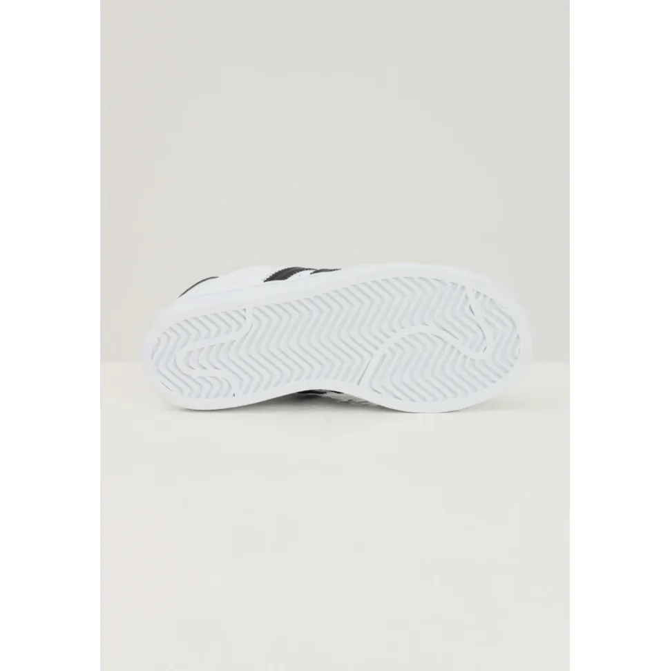 Sporty Hvite Superstar Sneakers