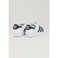 Sporty Hvite Superstar Sneakers